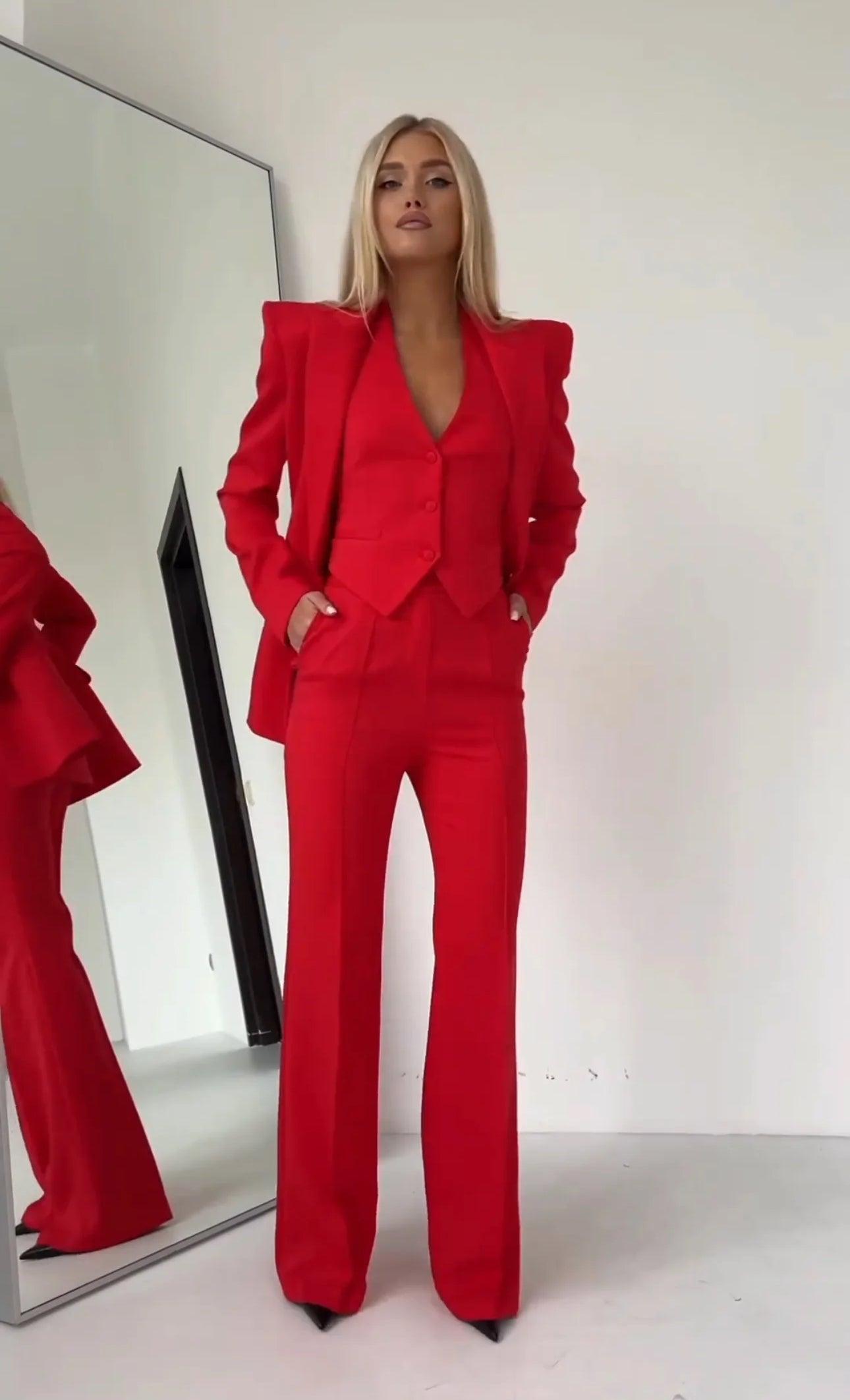 TRAJE ESCARLATA
